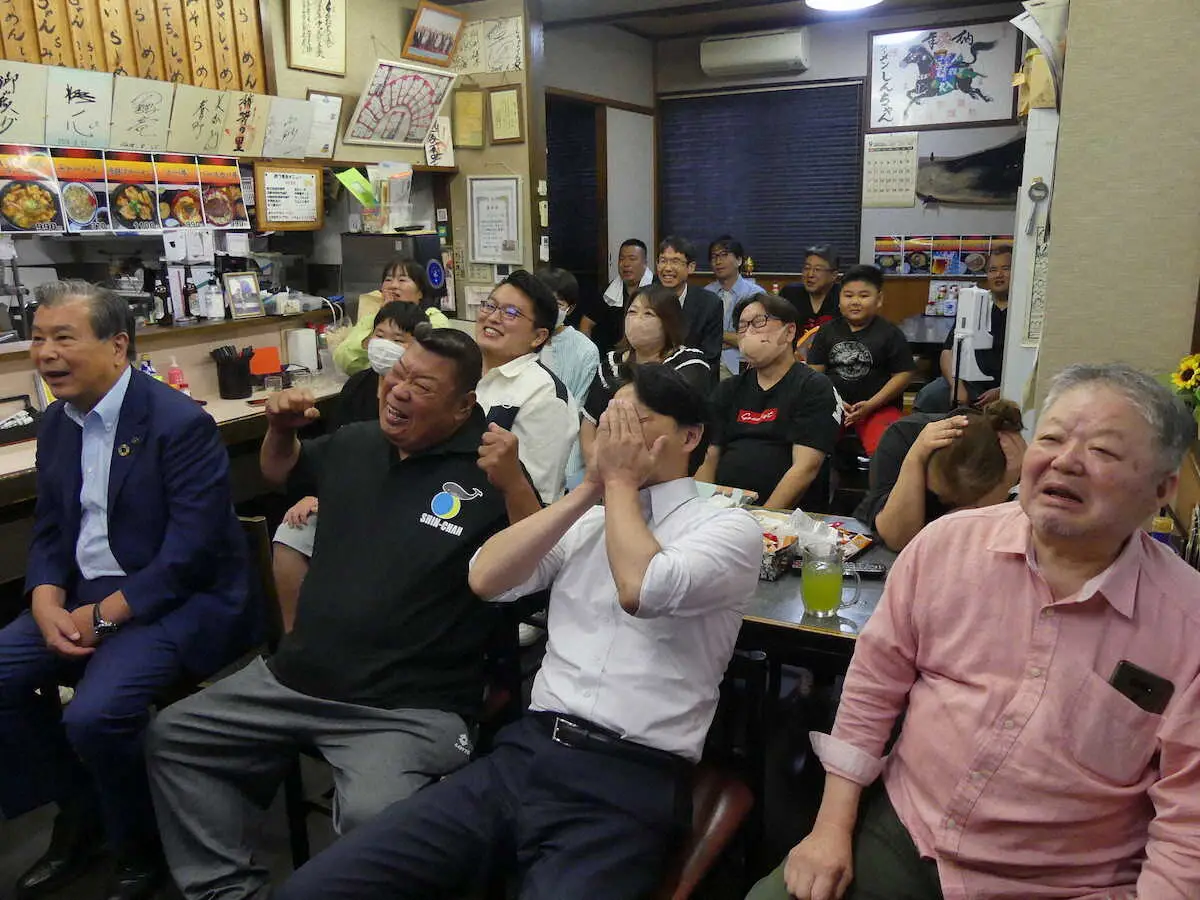 【画像・写真】「光玉母食堂　めししんちゃん」では多くの人が大一番を見守った