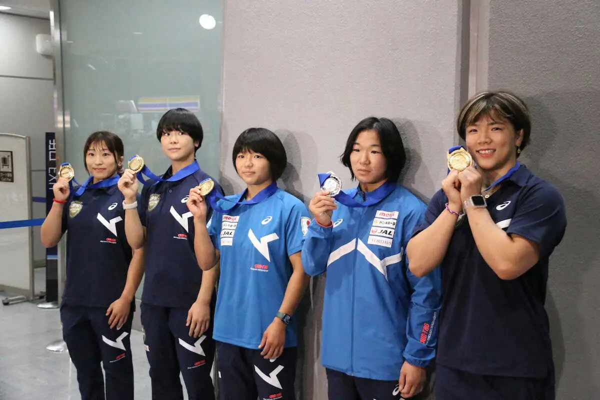 【画像・写真】レスリングのパリ五輪内定5人が帰国　4度目世界一の須崎「大きな自信に」