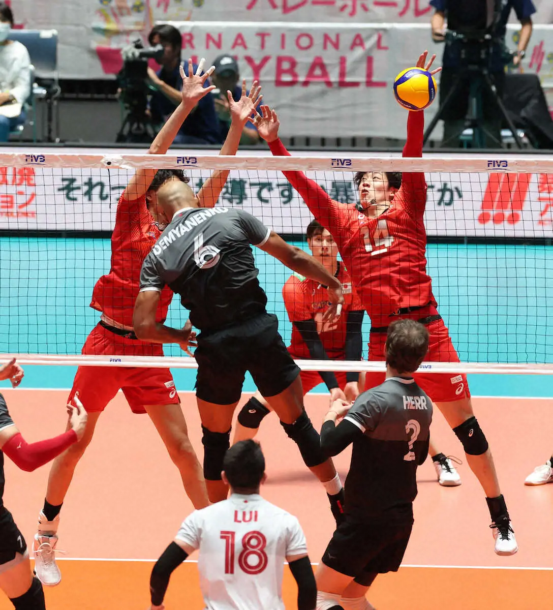 【画像・写真】バレー日本男子がカナダに逆転勝利　30日開幕パリ五輪予選へ弾み