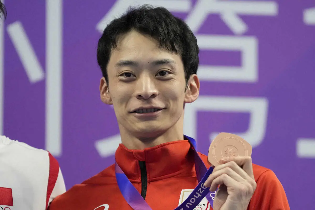杭州アジア大会＞競泳男子50メートル背泳ぎで銅メダルを獲得し、笑顔の ...