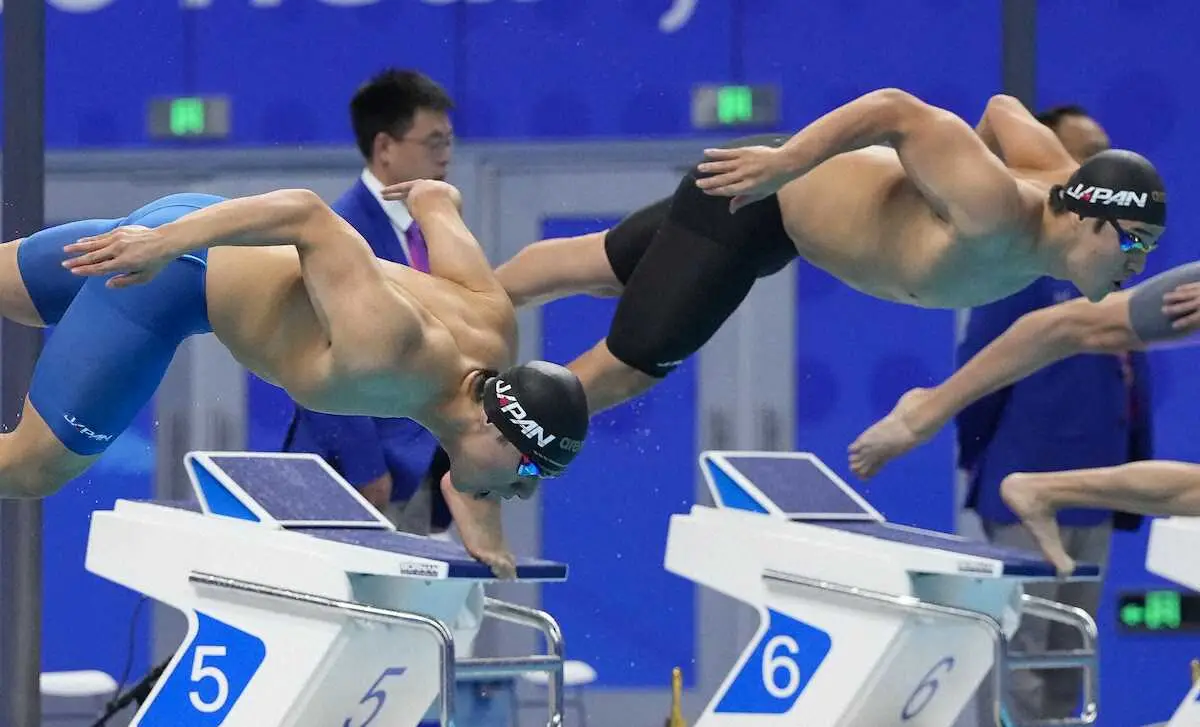 【画像・写真】男子400メートル個人メドレー決勝　スタートする本多灯（左）と瀬戸大也＝杭州（共同）
