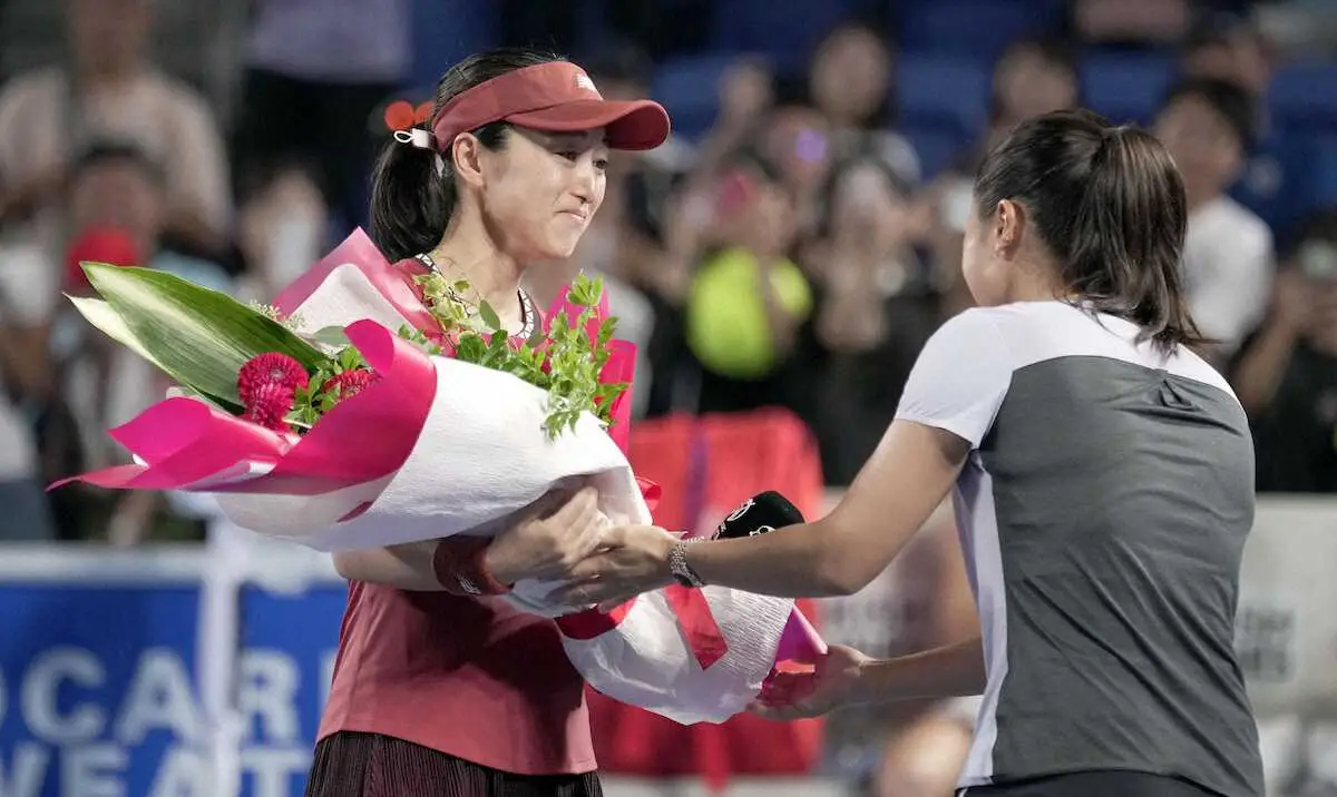 【画像・写真】試合後、奈良くるみさん（右）から花束を受け取る土居美咲＝有明テニスの森公園