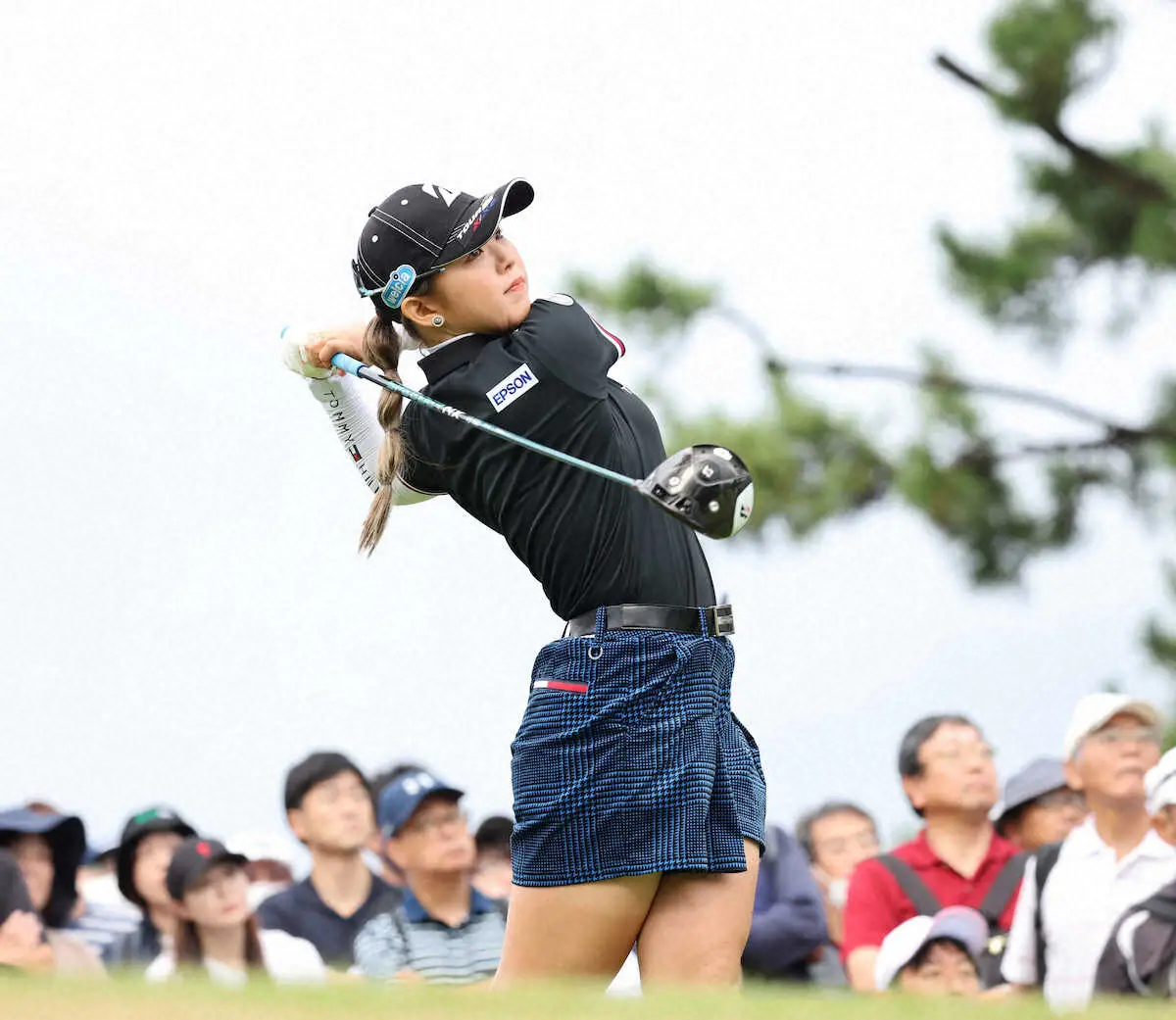 【画像・写真】10番でティーショットを放つ吉田（撮影・井垣　忠夫）