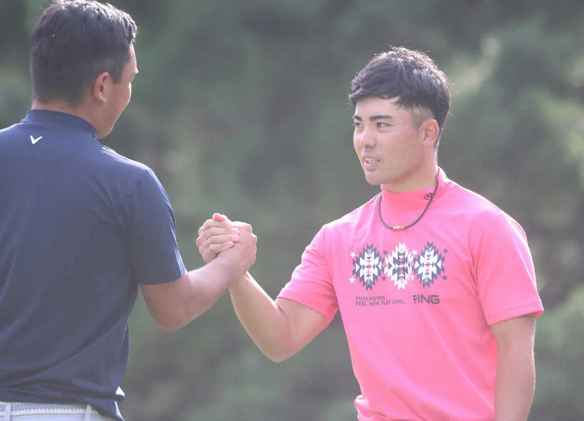 【画像・写真】初日のラウンドを「61」で回り、河本（左）と握手する蝉川（撮影・椎名　航）