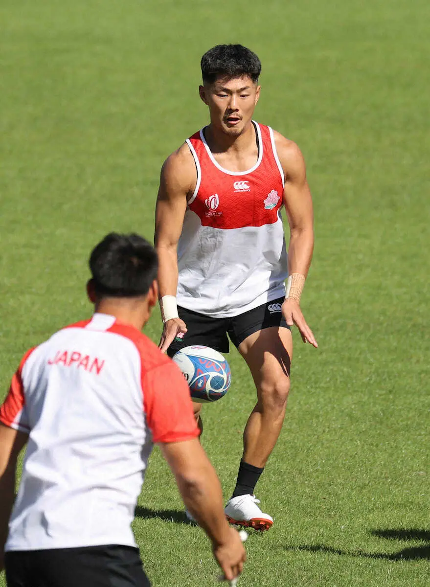 【画像・写真】＜日本代表練習＞ボールを蹴ろうとする福田（撮影・篠原岳夫）
