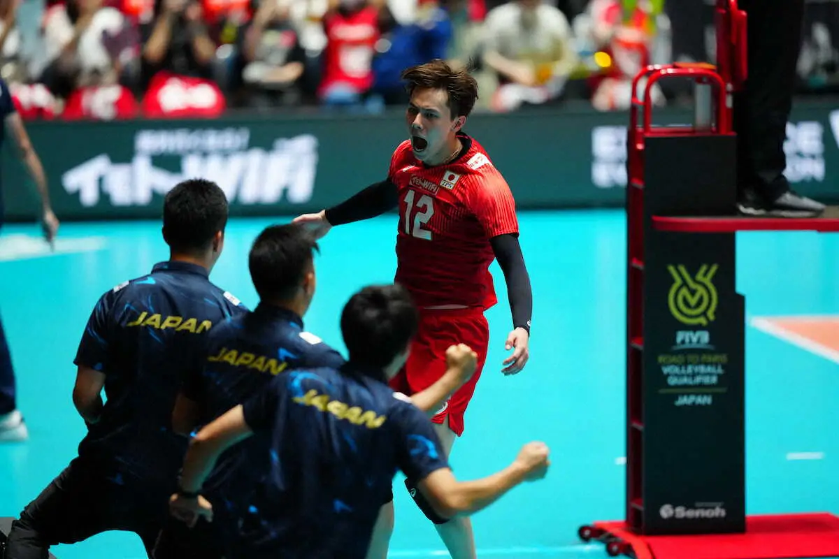 【画像・写真】【バレー五輪予選】大接戦に終止符打った高橋藍「簡単に勝てる試合はないと危機感」も勝ち切り笑顔