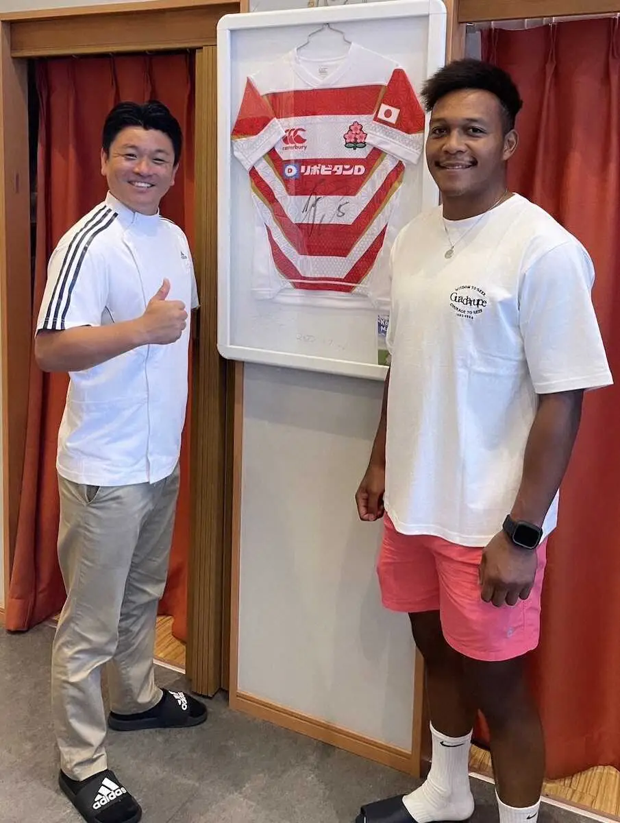 【画像・写真】今大会前のケアに訪れた松島（右）の体をほぐした大庭氏（大庭大業氏提供）