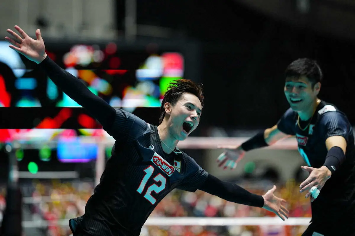 【画像・写真】4日のトルコ戦でブロックを決め喜ぶ高橋藍（撮影・小海途　良幹）