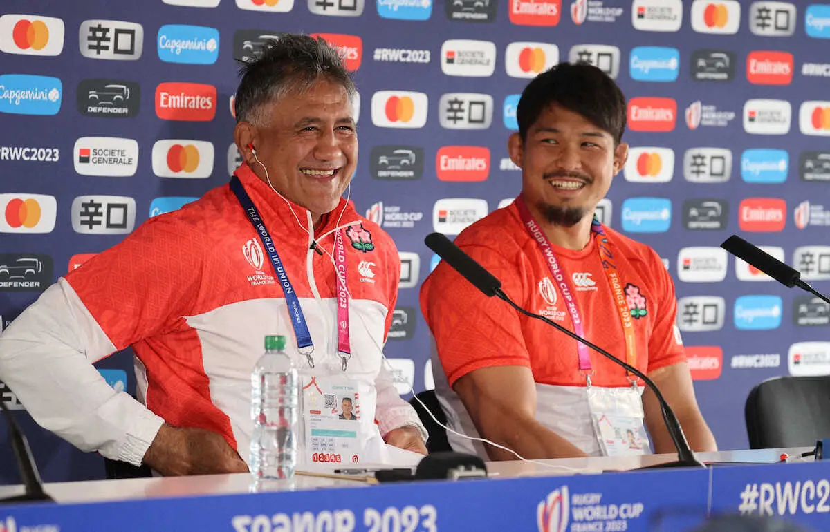 【画像・写真】会見で笑顔を見せるジョセフヘッドコーチ（左）と姫野（撮影・篠原岳夫）