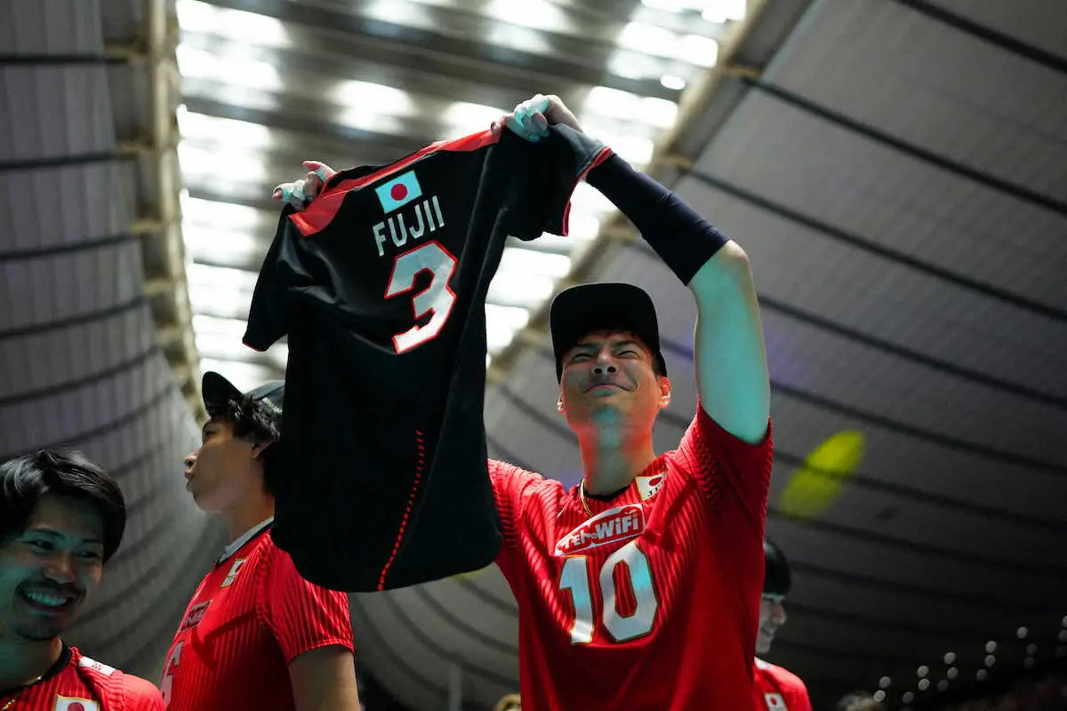 【画像・写真】「反則じゃん」「泣くよこんなの」　バレー日本、歓喜の輪に藤井さんユニ　関田号泣でネットもらい泣き