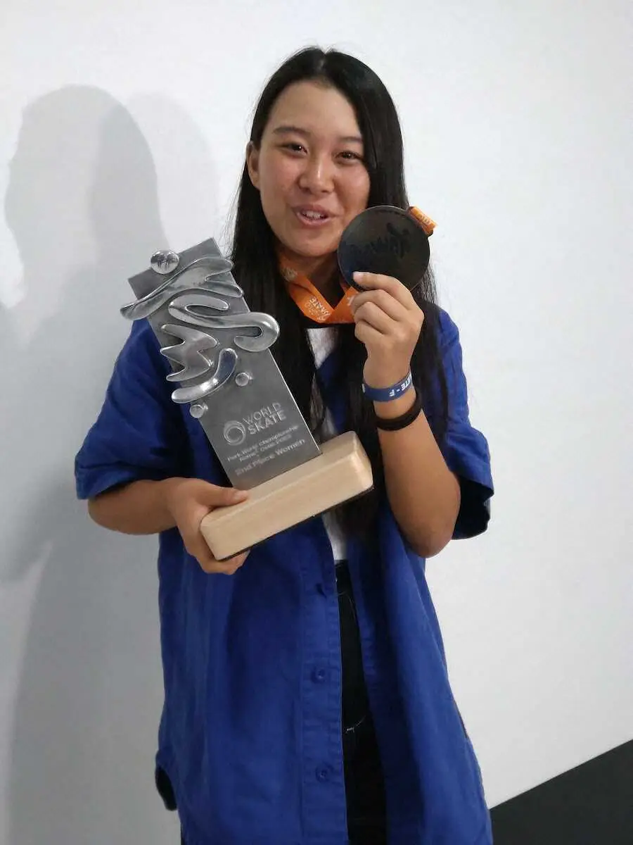 【画像・写真】スケボー草木ひなの　パリ五輪予選大会で初メダルから帰国「凄くうれしい」　新たな課題は食事面