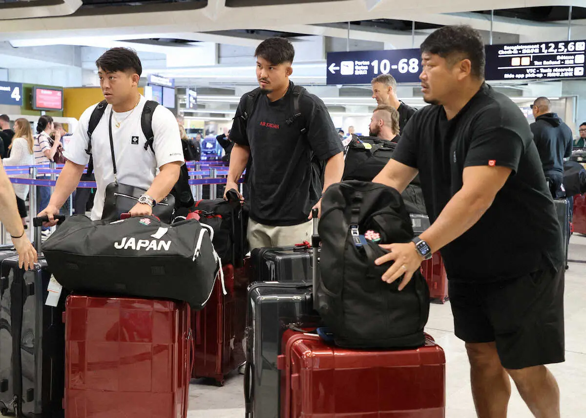 【画像・写真】ラグビー日本代表が帰国「お疲れさま」ファン200人が出迎え　1次リーグ敗退にも温かい声