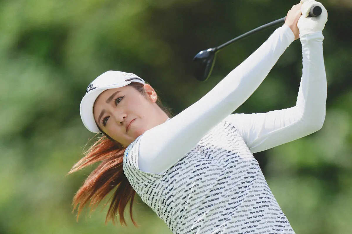 【画像・写真】稲見萌寧が66で首位発進　エースパター回帰＆ストローク改造で19メートル沈める　