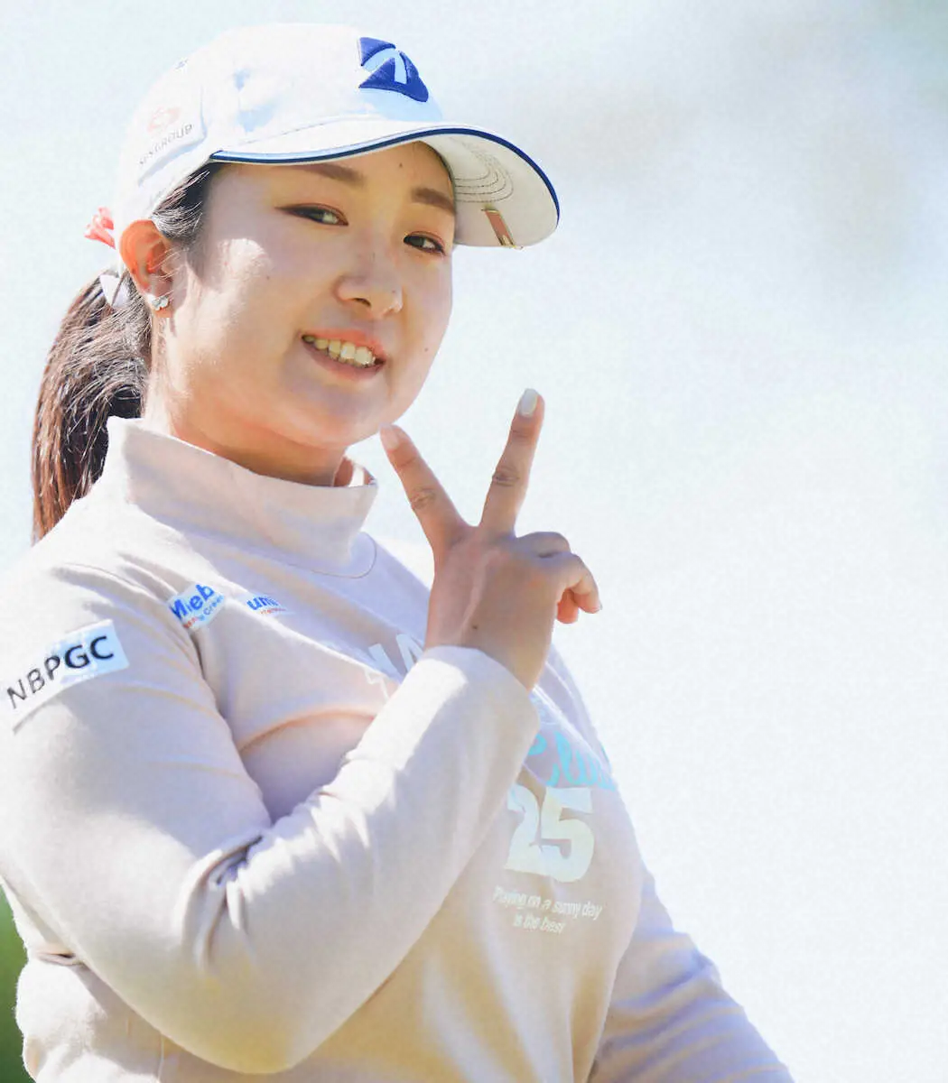 【画像・写真】“ネイチャー系カメラマン”阿部未悠が66で首位発進　吉田優利を撮ったおかげ？