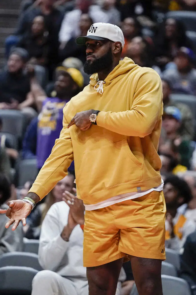 【画像・写真】レブロン　後半戦は私服に着替えてベンチで“もぐもぐタイム”！ファン「早弁ｗ」「がっつきすぎ」の声