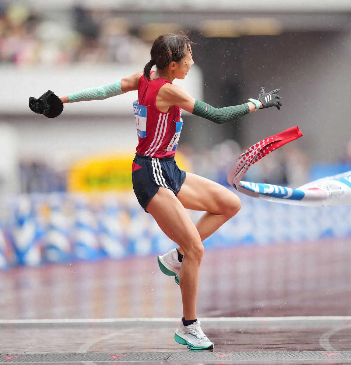 【画像・写真】【MGC女子】優勝の鈴木優花　ゴール直後、ヒヤリ　テープ巻き込まれ転倒しかける　ファン「危ない」