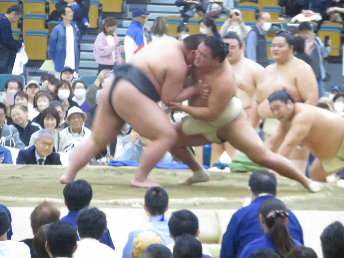 【画像・写真】【和歌山巡業】大関・豊昇龍が今年の高校横綱に胸を出し「ぶっ飛ばされた」と苦笑い