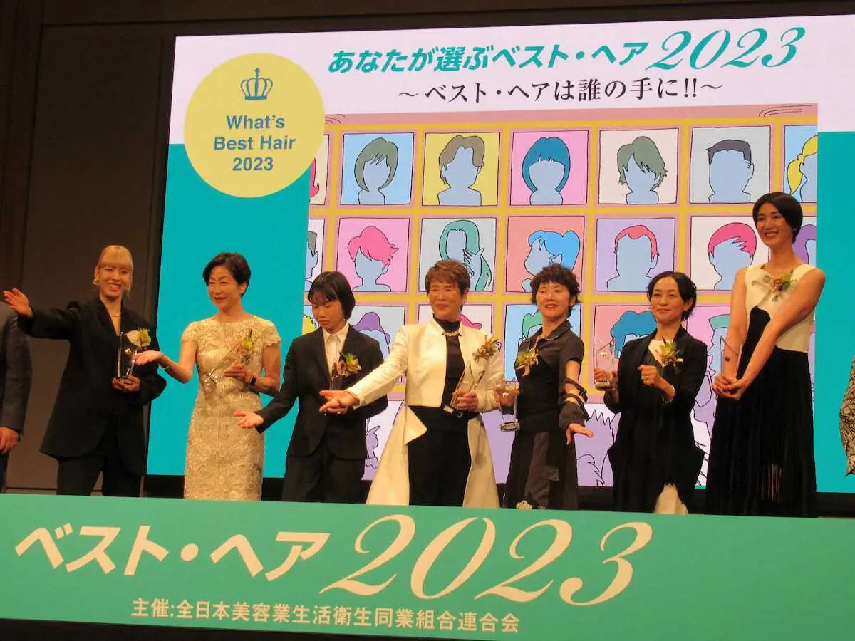 ポーズを決める（左から）江村美咲、山口香さん、森秋彩、井村雅代さん、山崎浩子さん、上村愛子さん、栗原恵さん