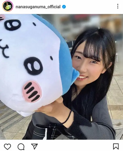 【画像・写真】菅沼菜々　大好きなハチワレとの2ショット披露に「前髪、完璧です！」「私服のなーちゃんも超可愛い」