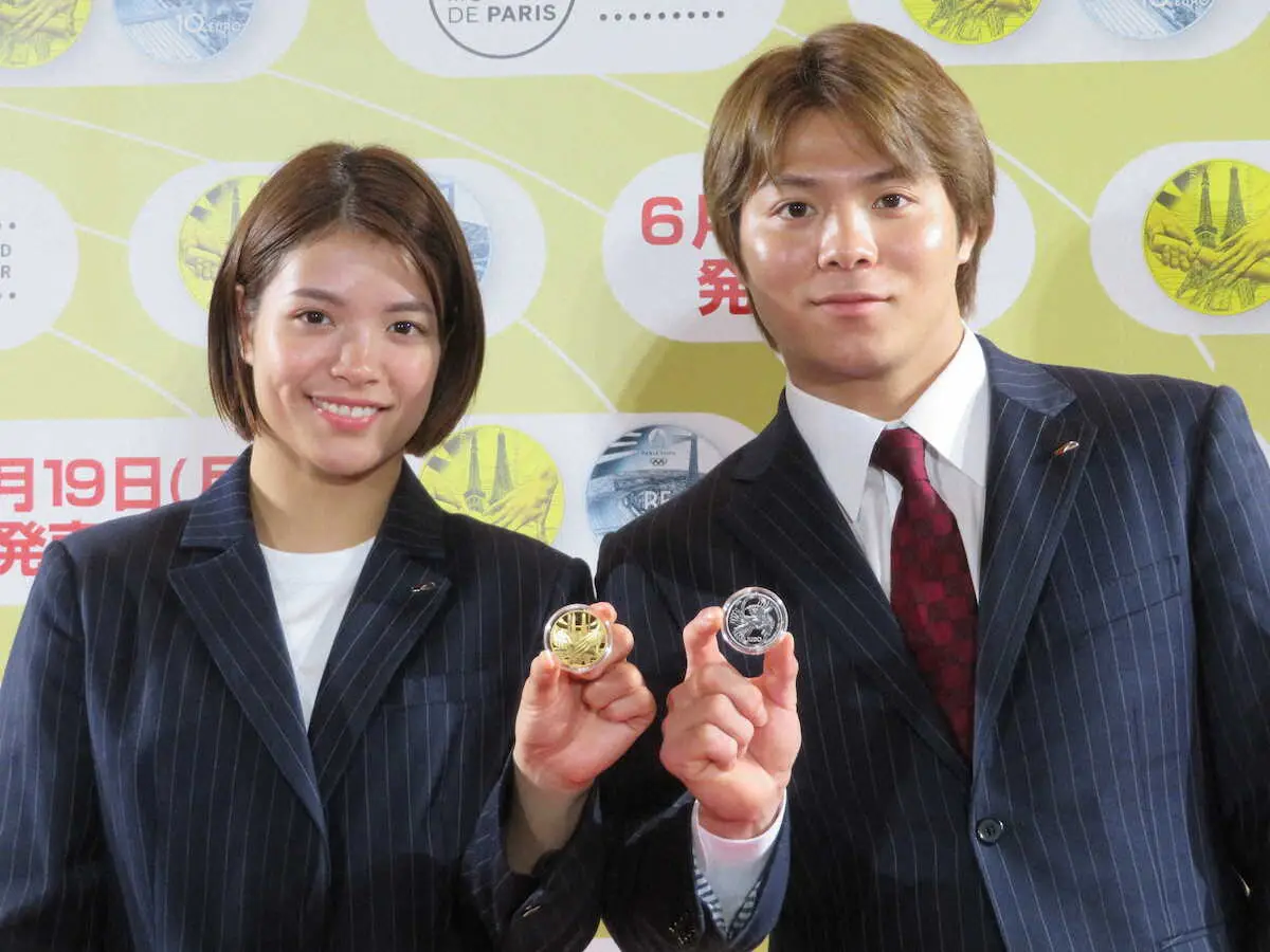 【画像・写真】24年パリ五輪・パラリンピックの公式記念コインを手に笑顔の阿部一二三（右）と詩