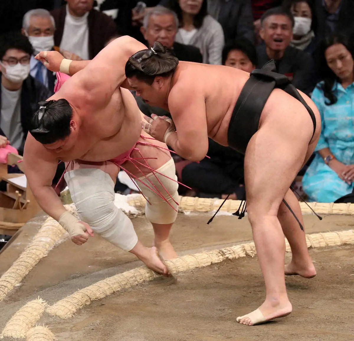 【画像・写真】豊昇龍から霧島へ　力水が本来の形式へ　九州場所初日　3大関がそろって白星発進は3年ぶり