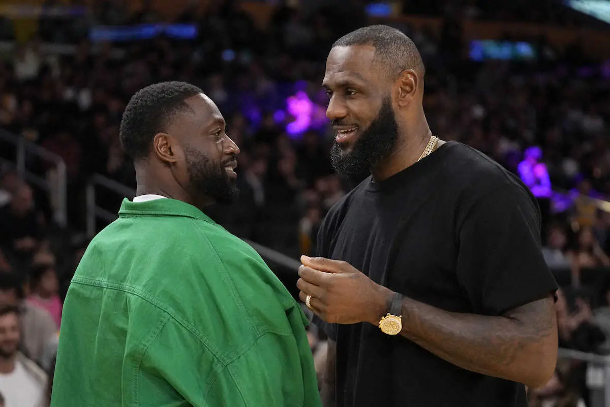 【画像・写真】伝説の再会！レブロン今季初欠場も…試合中に同期のウェイド氏と談笑　ファン大興奮「何を話したのかな？」