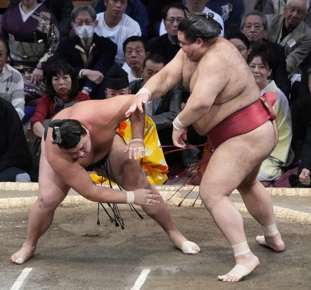 【画像・写真】＜大相撲九州場所4日目＞霧島（左）を突き落としで破る高安（撮影・岡田　丈靖）