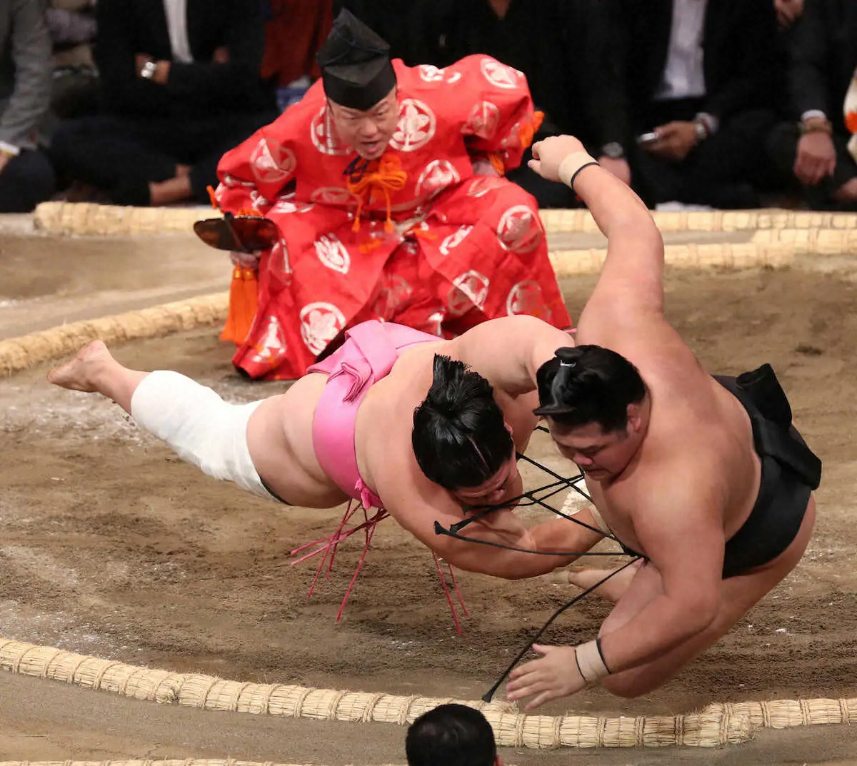 【画像・写真】宇良　6日目で初白星「ちょっと成長したかな」明生を押し倒す　自己最高位タイ