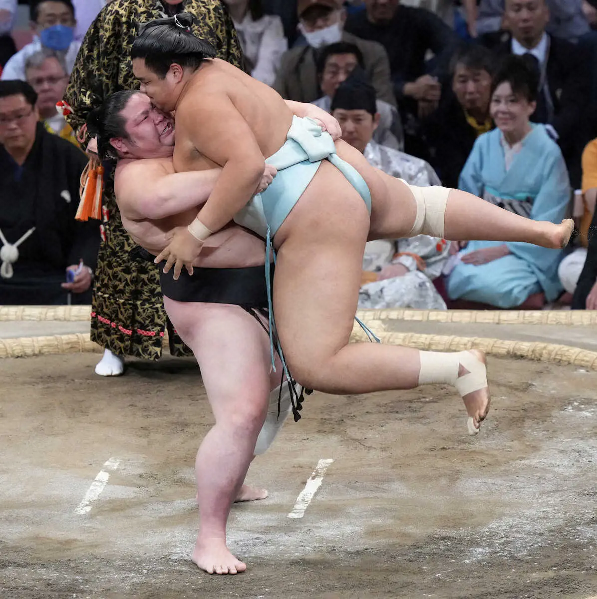 【画像・写真】幕内最重量187キロの剣翔が最長身2メートル4の北青鵬を吊った！「思った以上に重かった」