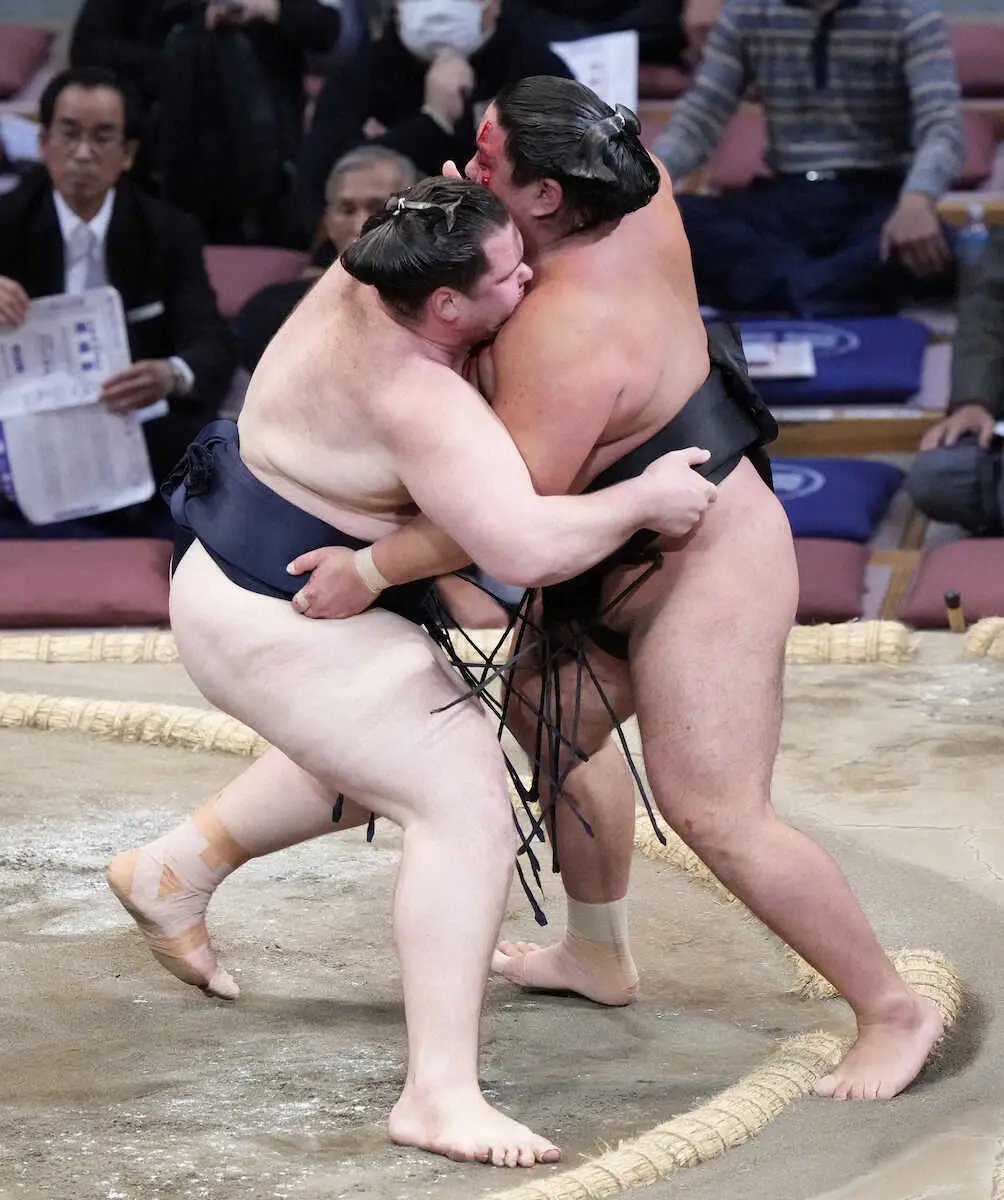 【画像・写真】十両・獅司が日翔志との流血戦制す　立ち合いで顔と顔がぶつかり合い…前歯折れた