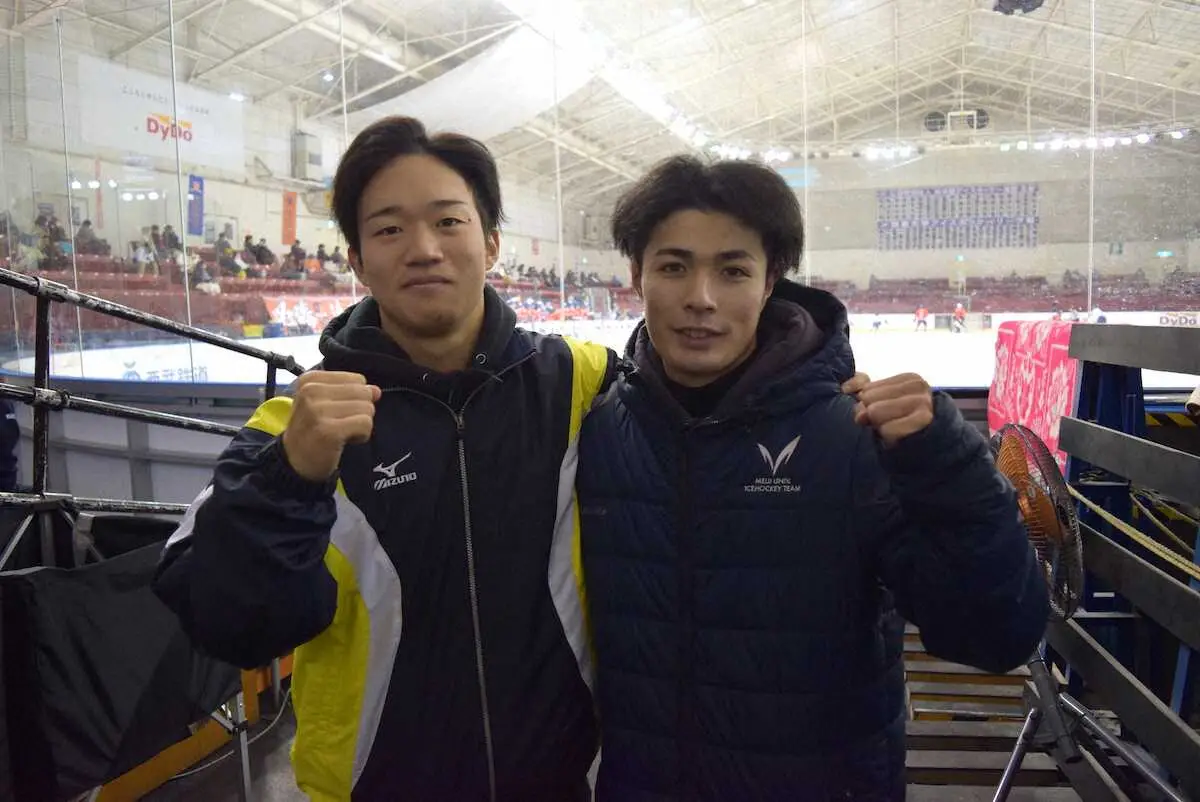 【画像・写真】4年ぶりVの明大選手らにカップ＆盾　アイスホッケー関東大学リーグ