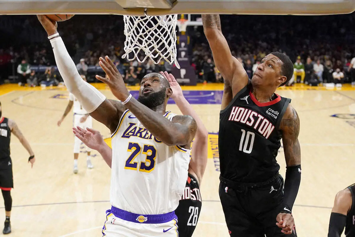 【画像・写真】レイカーズ・レブロン　驚愕360度リバースレイアップ！ベンチ総立ちでファンも大興奮「エグい」