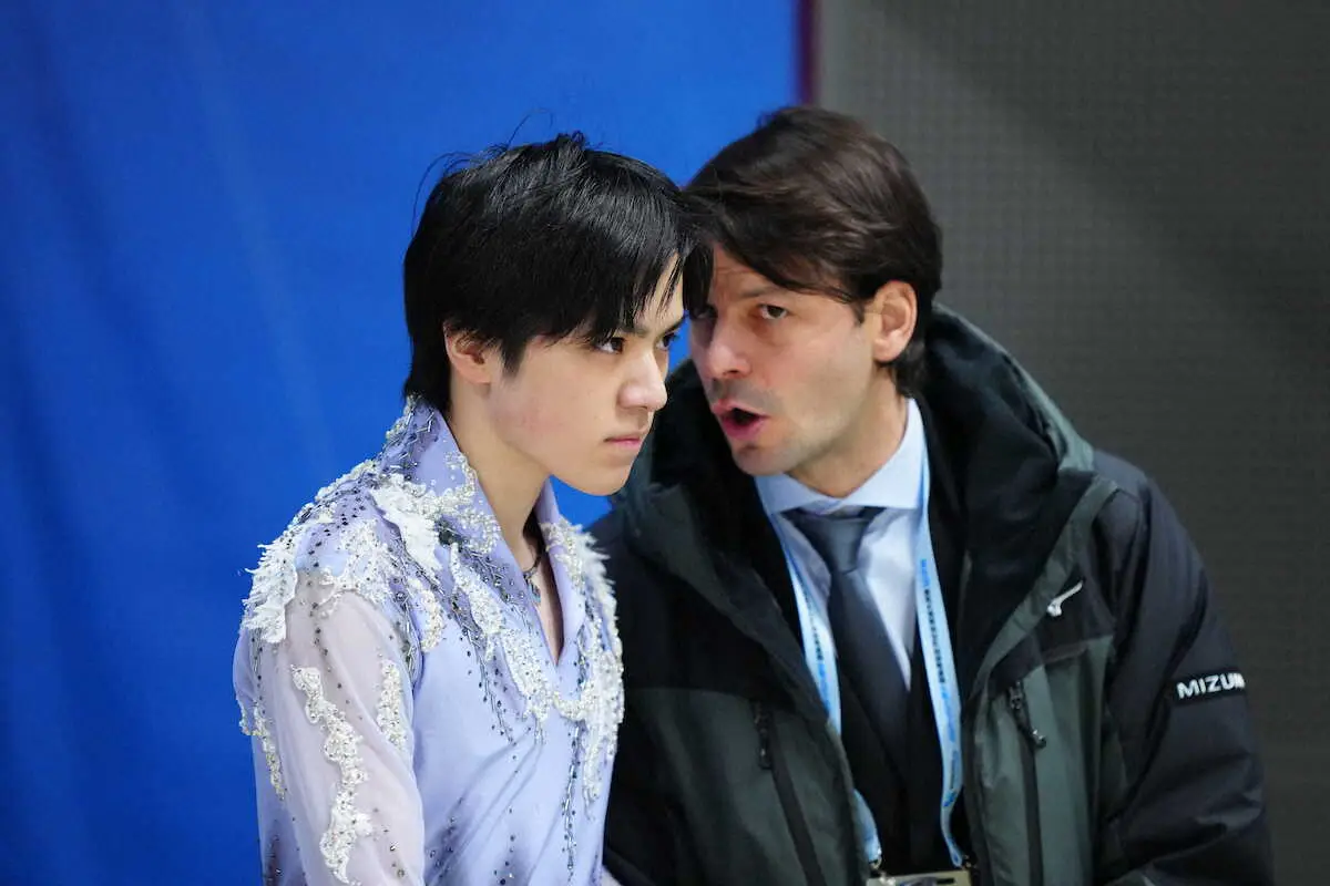 【画像・写真】＜GPファイナル第1日＞男子SP、演技を前にランビエール・コーチ（右）と話をする宇野昌磨（撮影・小海途　良幹）