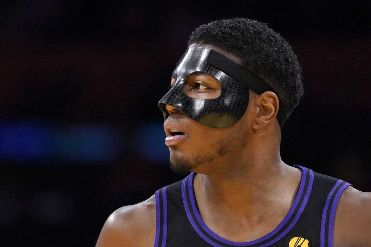 【画像・写真】レイカーズ八村　NBAカップ戦準決勝で途中出場！前回の試合では“バットマン”姿で6試合ぶりに復帰