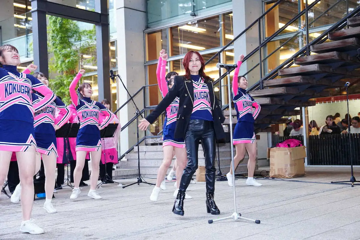 【画像・写真】【箱根駅伝】初の“てっぺん”目指す国学院大にサプライズ唱！現役学生の相川七瀬が書き下ろし応援歌を熱唱