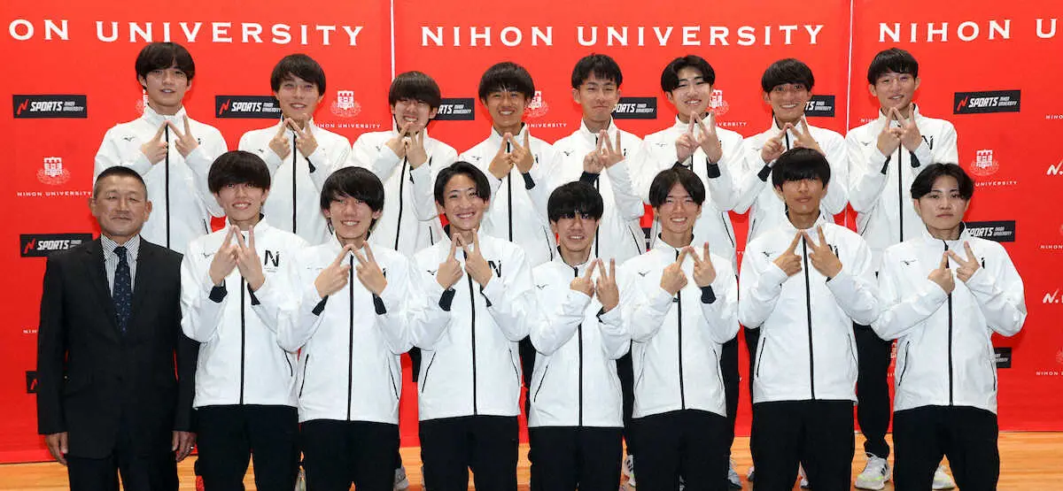 【画像・写真】Nポーズを取る（前列左から）新監督、下尾主将、西村副主将、安藤、大仲、冨田、山口月、片桐（後列左から）久保、土井、山中、大橋、鈴木、中沢、天野、山口聡（撮影・久冨木　修）