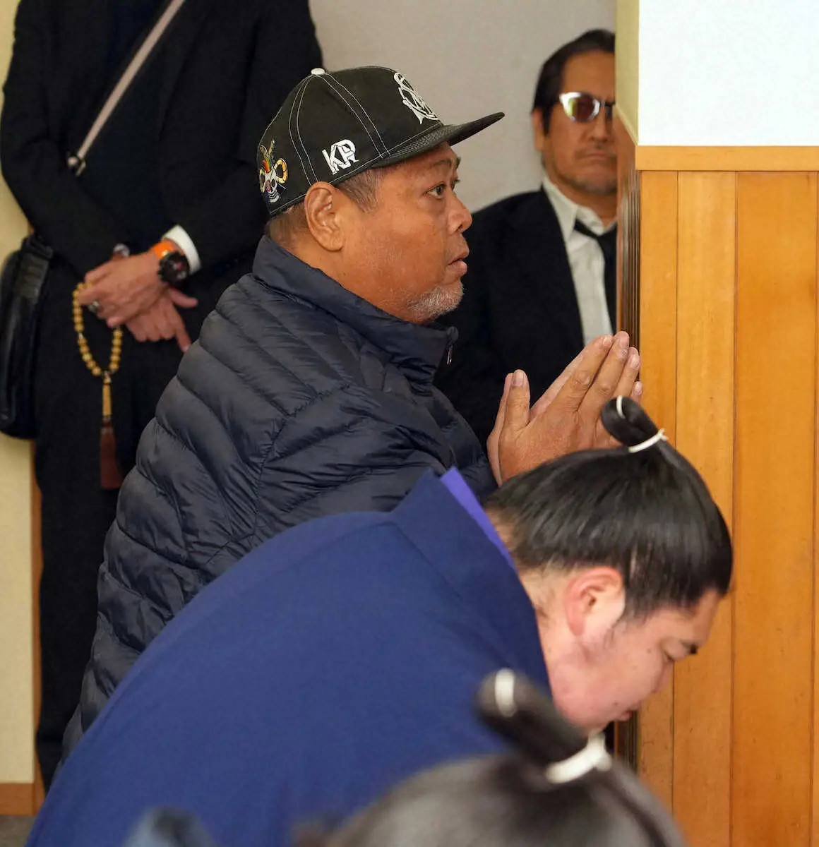 【画像・写真】錣山親方通夜　若かりし姿の遺影　貴景勝、KONISHIKIら800人参列　花田光司さんらからの花も