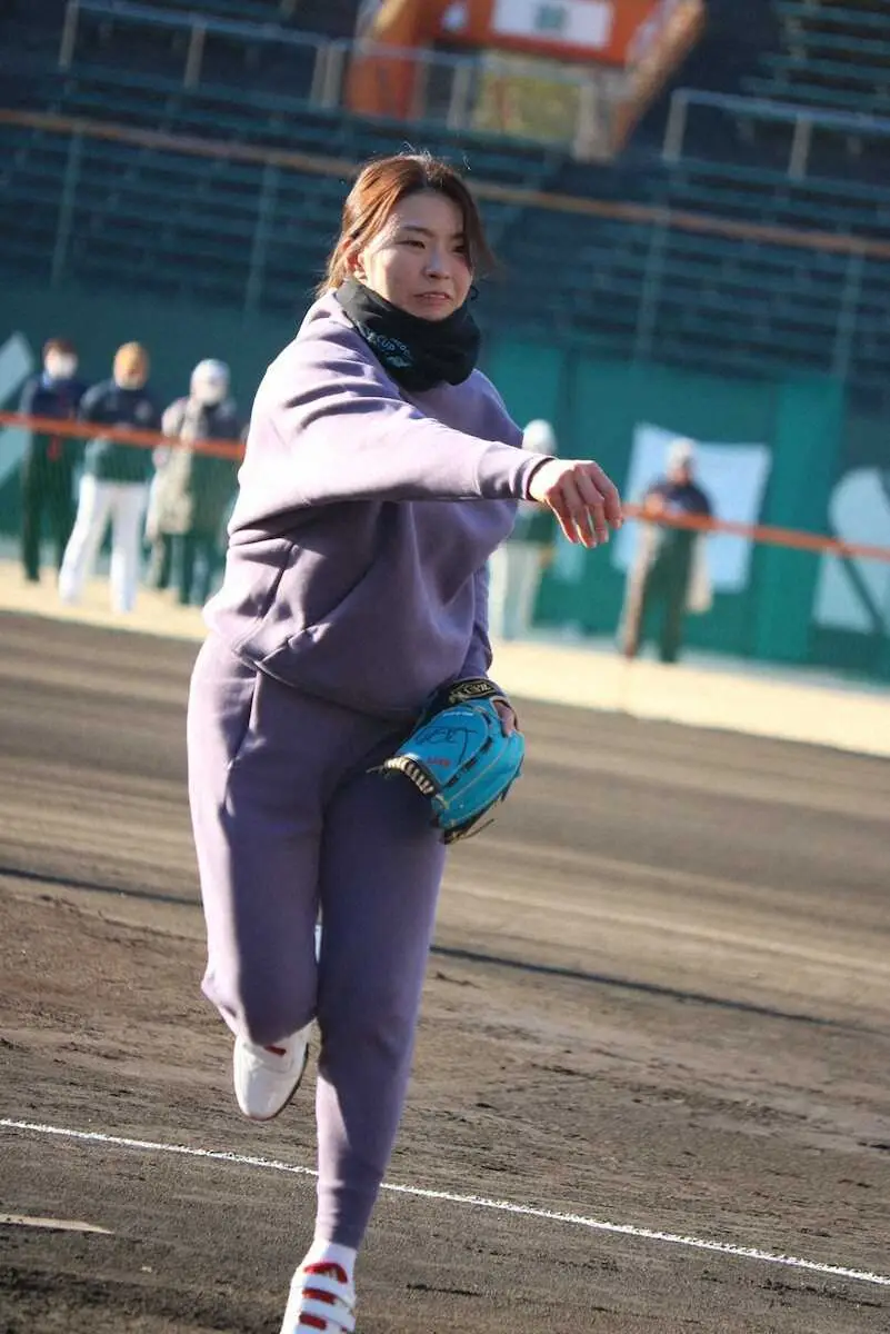 【画像・写真】渋野日向子が冠ソフトボール大会主催　始球式で東京五輪金メダリストと真剣勝負！「夢のよう」