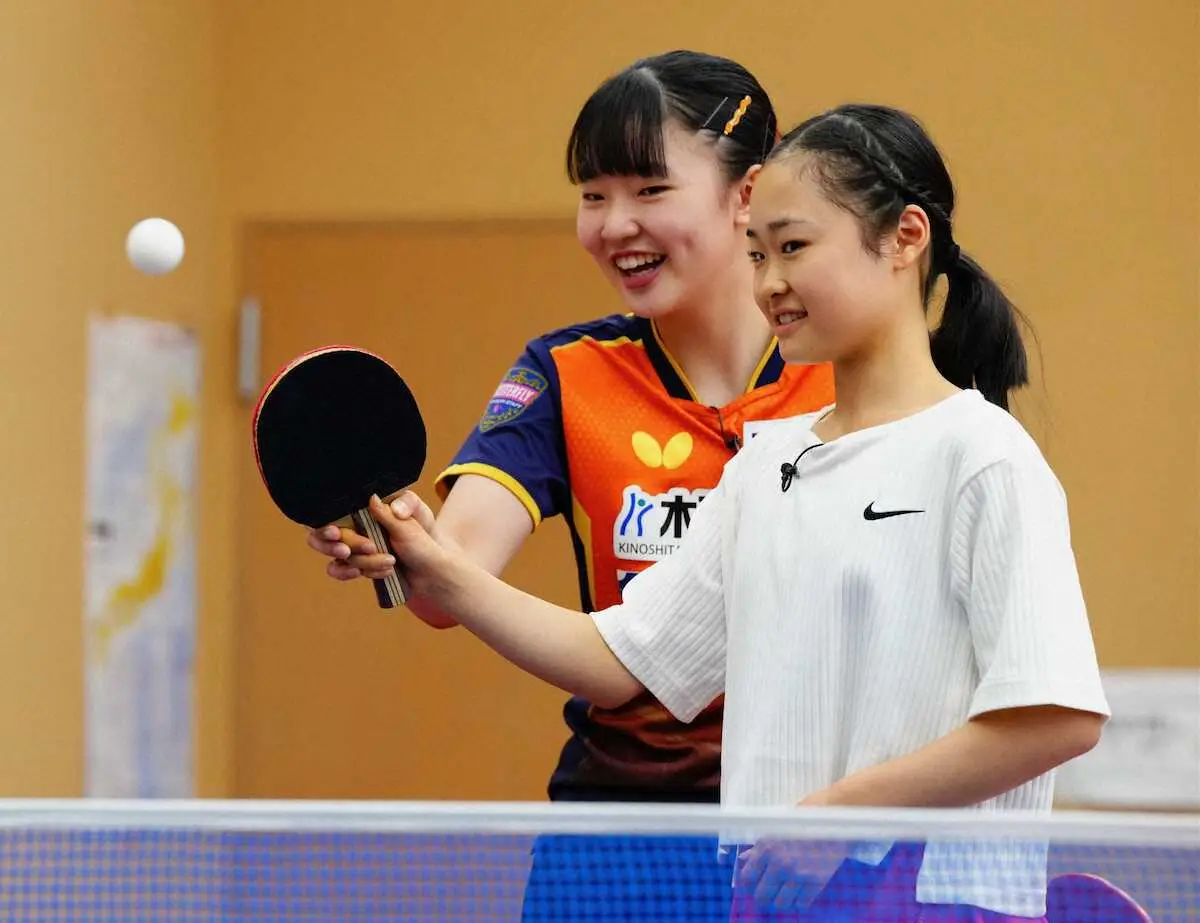 【画像・写真】島田麻央（右）に卓球を教える張本美和（撮影・西尾　大助）