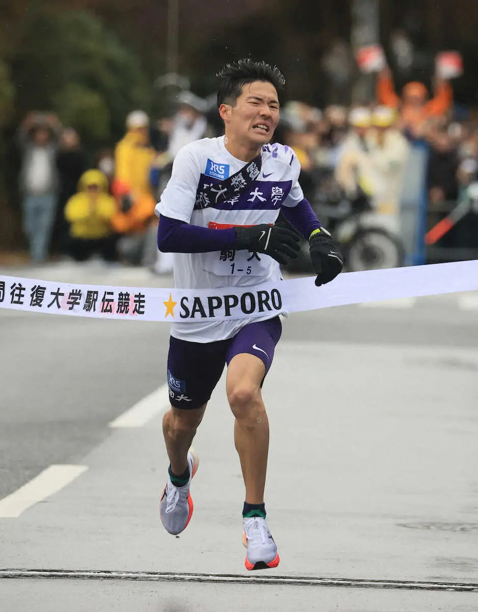 【画像・写真】＜箱根駅伝・往路ゴール＞2位でゴールする駒大・金子（撮影・尾崎　有希）