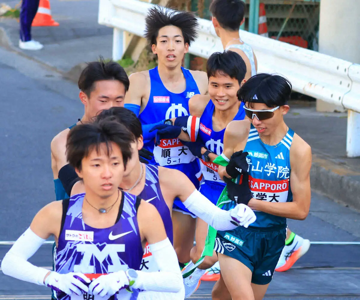 【画像・写真】鶴見中継所でタスキをつなぐ順大・三浦（最後方、中央）＝撮影・白鳥　佳樹