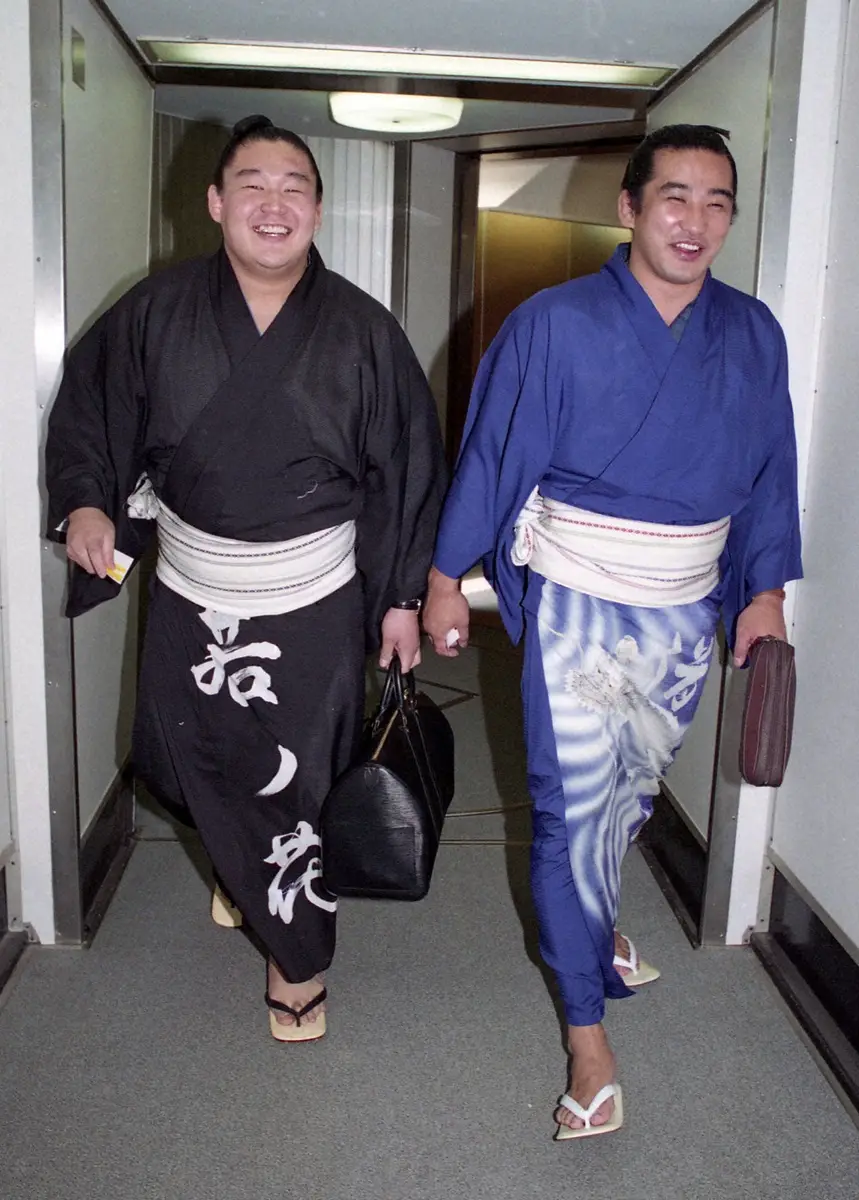 【画像・写真】1993年、笑顔で米国巡業に出発する若ノ花と旭道山