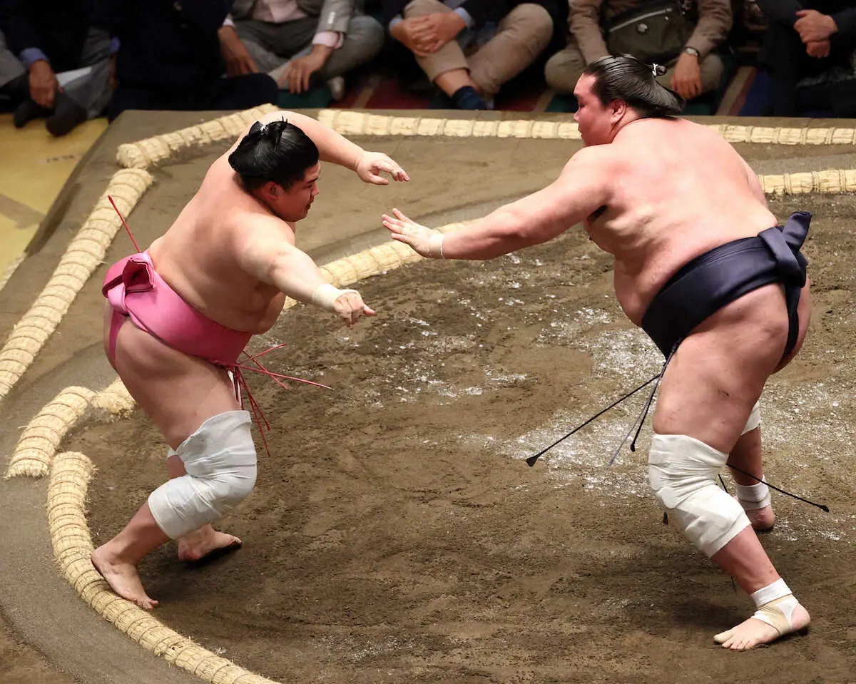 【画像・写真】照ノ富士　3場所連続休場明けで貫録の白星　綱獲りに挑む霧島も白星発進