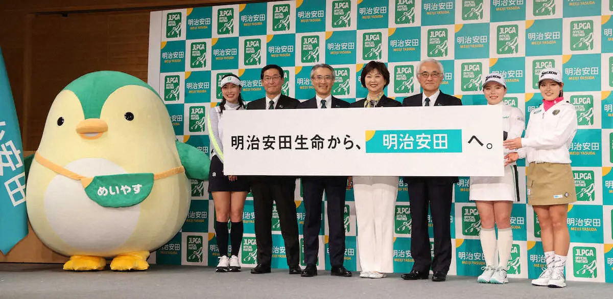 【画像・写真】フォトセッションでポーズをとる（右から）小倉彩愛、勝みなみ、根岸秋男・取締役会長、JLPGA・小林浩美会長、永島英器・取締役代表執行役社長、中村篤志・専務執行役、鶴岡果恋（撮影・村上　大輔）