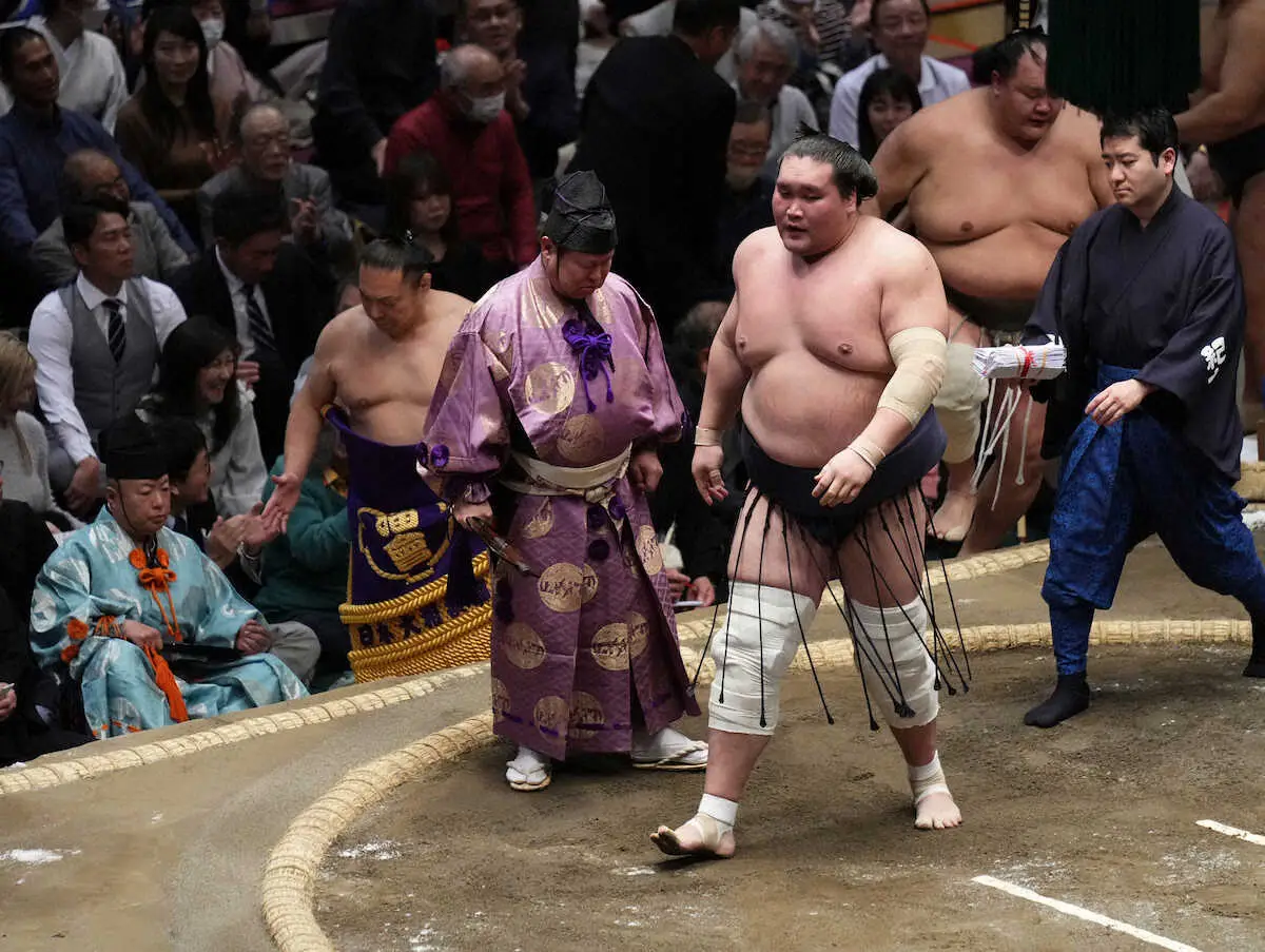 【画像・写真】横綱・照ノ富士　北勝富士を押し出し4勝目　豊昇龍は豪ノ山に敗れ今場所初黒星