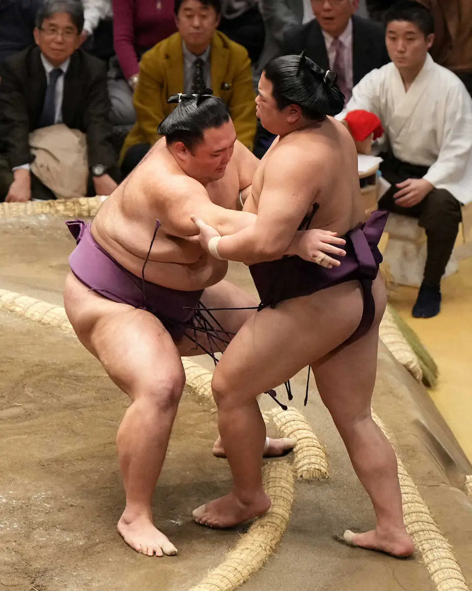 【画像・写真】朝乃山　3年ぶりに近大時代の恩師・伊東前監督の命日に勝つ　琴ノ若と全勝は2人　1敗の平戸海を寄り切る