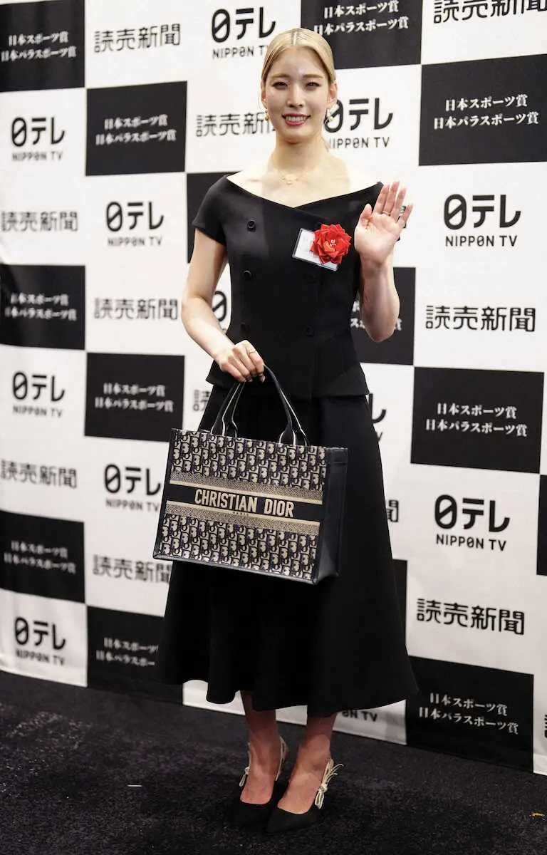 【画像・写真】フェンシング・江村美咲「凄い気分上がった」全身ディオール衣装で登場　日本スポーツ賞