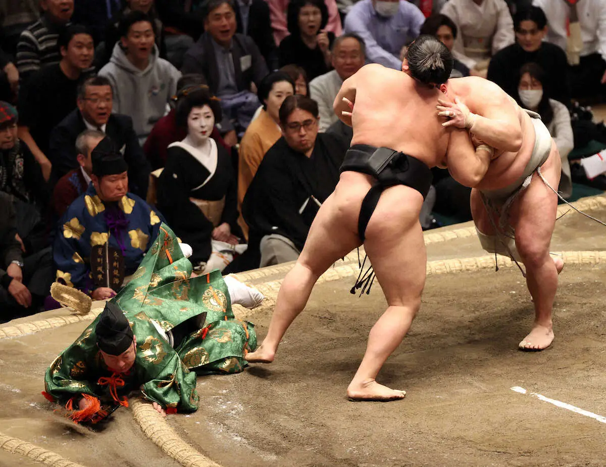 【画像・写真】大相撲初場所　まさかの珍事に“行司の絆”見せた!転倒後の冷静な対応をネット絶賛「これぞプロの業」