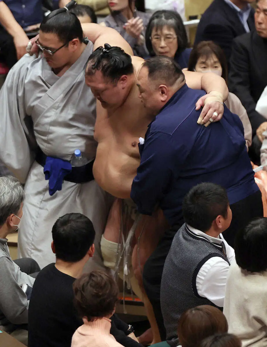 【画像・写真】北勝富士が休場　前日に古傷の右膝を負傷…土俵下で起き上がれず　9日目の相手・翔猿は不戦勝に