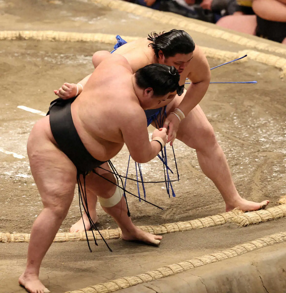 【画像・写真】大の里　6連勝で勝ち越し、明日1敗同士で琴ノ若戦　綱取り狙う霧島は薄氷7勝目、2敗で追う